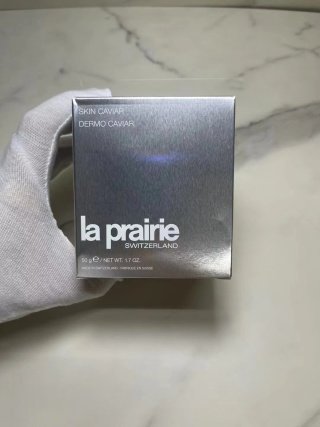 💹400✍️明通版本
珍珠粒粒饱,细节全对版,味道对香,市面最高版本,明通市场认可版本✔️莱伯妮珍珠囊凝胶精华明通版50ml!孕期也在用的精华凝胶!!小小的金黄色珍珠胶囊很像鱼籽哎,颗颗饱满,用起来用搭配的小勺子挖一点到手掌压碎,然后避开眼周涂脸或者脖子~使用感:会让皮肤变软,首次使用皮肤摸起来嫩嫩的;长期用会使皮肤变得精致有弹性!像我这种老阿姨级别的还是比较青睐于这种紧致类护肤品一个人建议25岁+的妹子们使用吧 而且在莱伯妮鱼籽系列中 莱伯妮鱼子酱精华50g。它的价格很OK呢💢