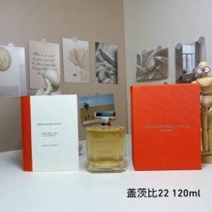 💹70✍️专柜版本
欧梦德杰尼盖茨比22 120ml
Ormonde Jayne Gatsby 22, 2022
品牌：欧梦德·杰尼
属性：中性香
香调：花香东方调
前调：香柠檬柠檬粉红胡椒
中调：橙花紫罗兰桂花
后调：麝香香根草零陵香豆皮革