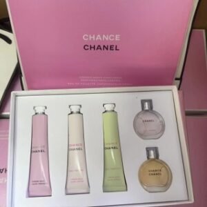 💹75✍️专柜版本
香奈儿邂逅系列3+2套装 护手霜20ml*3 香水小样7.5ml*2 配礼袋+中文标 打36 件72
