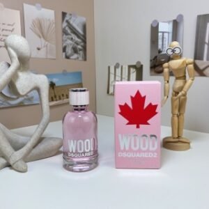 💹55✍️专柜版本
Dsquared2 D二次方粉木女香水100ml
DSQUARED2的Wood for Her 是一款花香型木质麝香调的女用香水。
线条流畅，透明的玻璃瓶上是由木质制成的独特瓶盖⚠️瓶盖带吸铁石，特别有质感，可以自己吸上去，很有趣
前调：西西里橘子，覆盆子叶，铃兰，玉兰
中调：桂花，茉莉
基调：白木，降龙涎香醚，雪松