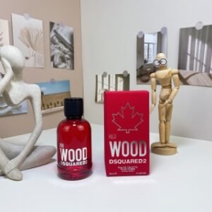 💹55✍️专柜版本
Dsquared2的D二次方Red Wood 红木/红色心动女士香水edt100ml
Red Wood是在2019年推出的。
⚠️瓶盖带吸铁石，特别有质感，可以自己吸上去，很有趣

前调是蔓越莓和粉色胡椒；
中调是荔枝，玉兰和玫瑰（蔷薇）；
基调是麝香，琥珀木和雪松
RED WOOD 对她来说是一种果木香味，将蔓越莓、粉红胡椒、荔枝、玫瑰和木兰香调与光滑的雪松和琥珀木搭配。
蔓越莓和荔枝，这款香味散发出闪亮和令人振奋的特质。它们与温暖的木材成分很好的搭配在一起