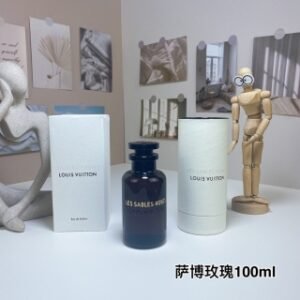 💹130✍️专柜版本
LV萨博玫瑰香水100ml
🔜 一比一质量❗️路易威登绯沙/瑰魄沙漠/萨博玫瑰100ml
Louis Vuitton Les Sables Roses, 2019
品牌:路易威登
调香师:Jacques Cavallie.
属性:中性香
香调:花香东方调
玫瑰沉香(乌木)藏红花龙涎香胡椒