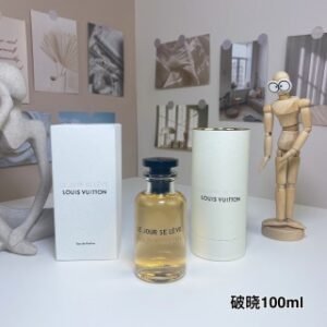 💹130✍️专柜版本
路易威登破晓100ml
Louis Vuitton Le Jour se Lève, 2018
品牌：路易威登
调香师：Jacques Cavallie.
属性：女香
香调：果香花香调
前调：葡萄柚橘子橙子香柠檬黑加仑
中调：铃兰茉莉绿叶桂花牡丹木兰玫瑰
后调：麝香龙涎酮香兰素香草