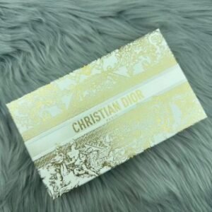 💹58✍️专柜版本
迪奥蓝金口红小样五件套金色罗马款
新品【圣诞金色礼盒限定款口红小样五件套】
(配全尺寸贺卡!)
全新版面(圣诞金色限定款)
内含：999丝绒（新）+888丝绒（新）+772丝绒(新)+720丝绒(新)+100丝绒(新)
配贺卡+礼袋+镜面LOGO+中文标(打5套，件60套)打码4A01有效期2027年