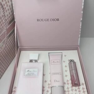💹80✍️专柜版本
迪奥花漾润护三件套礼盒，内含🔜甜心身体乳200ml +甜心护手霜50ml +变色唇膏001#3.2g ，配礼袋+中文标 打18 件36