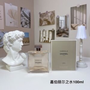 💹50✍️专柜版本
香奈儿嘉伯丽尔之水100ml
Chanel Gabrielle L'Eau, 2024
品牌：香奈儿
调香师：Olivier Polge
属性：女香
香调：果香花香调
前调：红浆果绿叶
中调：橙花依兰晚香玉茉莉
后调：麝香檀香木