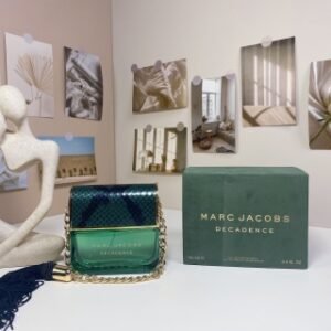 💹60✍️专柜版本
马克莫杰绿色妖娆手袋堕落（颓废）100ml
Marc Jacobs Decadence, 2015
品牌：莫杰
调香师：Ann GottliebAnnie Buzantian
属性：女香
香调：花香东方调
前调：李子藏红花鸢尾花
中调：鸢尾根茉莉玫瑰
后调：香根草纸莎草枫香