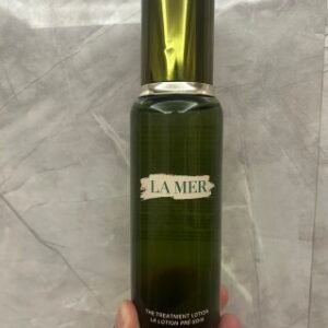 💹200✍️明通版本,裸瓶
原装瓶海蓝之谜精粹水200ml.无盒.23批.品相好.可冲正.原装瓶多多少少有点瑕疵.介意勿下!