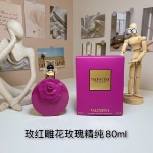 💹50✍️专柜版本
华伦天奴 雕花香水80ml，
玫红雕花 玫瑰精纯
黑色雕花 乌木精华
白色雕花 性感与感性
粉红雕花 红粉佳人