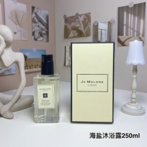 💹50✍️专柜版本
新版 祖马龙白瓶沐浴露250ml！共9个味道：英国梨，海盐，橙花，青柠，蓝风铃，杏桃花蜂蜜，牡丹与胭红麂绒，葡萄柚，虞美人