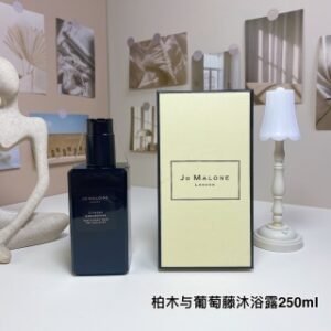 💹50✍️专柜版本
祖马龙黑瓶沐浴露250ml！共4个味道：柏木与葡萄藤，乌木与佛手柑，没药与冬加豆，丝绒玫瑰与乌木