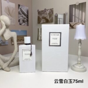 💹75✍️专柜版本
8652#云雪白玉75ml
梵克雅宝非凡珍藏系列
Van Cleef Arpels Oud Blanc, 2020
品牌:梵克雅宝
调香师:Anne Flipo
属性:中性香
香调:木质调
沉香(乌木)香草焚香麝香醛玫瑰