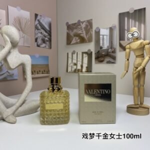 💹50✍️专柜版本
华伦天奴罗马女士鎏金版（戏梦千金）100ml
Valentino Donna Born In Roma The Gold, 2024
品牌：华伦天奴
属性：女香
香调：花香调
前调：柑橘
中调：栀子花
后调：椰子