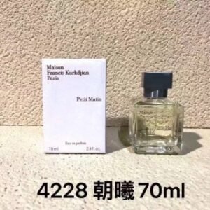 💹50✍️专柜版本
吉安香水70ml！味道：4228朝曦，612187无尽之水，615492媒介之水，613610蓝色724，606513乌木丝缎，602188玫瑰，620939琥珀印象，606506乌木丝缎香精版，614242巴黎夜色。