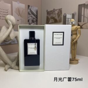 💹75✍️专柜版本
8795#月光广藿香淡香精75ml
梵克雅宝非凡珍藏系列-
Van Cleef Arpels Moonlight Patchouli, 2016
品牌:梵克雅宝
调香师:Sonia Constant
属性:中性香
香调:西普木质调
前调:广藿香可可果木质香
中调:玫瑰鸢尾花
后调:绒面革皮革果香