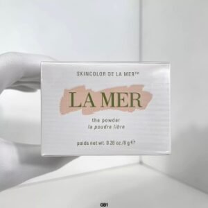 💹30✍️专柜版本
海蓝之谜散粉8g🔜LA MER 海蓝之谜鎏光焕变蜜粉 8g。这款柔光散粉蕴含品牌灵魂成分 -活性精萃 Miracle Broth™和臻稀丝绒柔肤酵素。与色彩胶囊科技精妙融合，模拟肌肤真实色彩。轻盈细腻 剔透妆容。自如叠加的修饰遮暇效果，令妆容自然清灵长久贴合。粉质很细腻，上脸后不会妆感太重，瞬间变成美图软件里的磨皮功能。海蓝之谜鎏光焕变蜜粉8g。