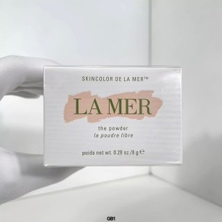 💹30✍️专柜版本
海蓝之谜散粉8g🔜LA MER 海蓝之谜鎏光焕变蜜粉 8g。这款柔光散粉蕴含品牌灵魂成分 -活性精萃 Miracle Broth™和臻稀丝绒柔肤酵素。与色彩胶囊科技精妙融合,模拟肌肤真实色彩。轻盈细腻 剔透妆容。自如叠加的修饰遮暇效果,令妆容自然清灵长久贴合。粉质很细腻,上脸后不会妆感太重,瞬间变成美图软件里的磨皮功能。海蓝之谜鎏光焕变蜜粉8g。