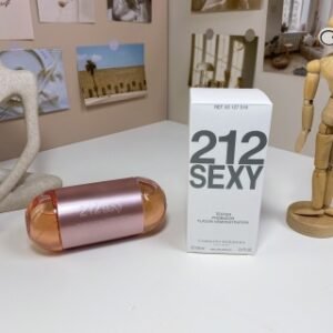 💹60✍️专柜版本
卡罗琳娜212性感女士100ml
Carolina Herrera 212 Sexy, 2004
品牌：赫芮亚
调香师：Rosendo Mateu
属性：女香
香调：花香东方调
前调：粉红胡椒橘子香柠檬
中调：棉花糖栀子花花香天竺葵属玫瑰
后调：香草麝香檀香木焦糖广藿香
紫罗兰