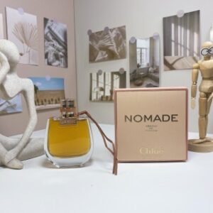 💹50✍️专柜版本
蔻依恋旅（流浪女士）小猪包馥郁版75ml
Chloe Nomade Absolu de Parfum, 2020
品牌：蔻依
调香师：Quentin Bisch
属性：女香
香调：果香西普调
前调：黄香李
中调：橡木苔印蒿
后调：檀香木麝香