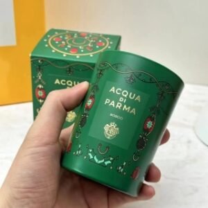 💹75✍️专柜版本
帕尔玛/帕尔马冬季限定香薰蜡烛200g
🎄冬日森境：马蹄铁镶嵌于代表安详的圣诞树上，延续美好气息，子以和平祝愿。
🧚雪国晶灵：取自中国民俗中的好运锦鲤，灿烂色彩传颂丰收与喜乐。
🔮祈愿密语：拿波里红角是经典意大利的好运象征，祈望繁荣与成功的喜悦。
