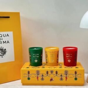 💹90✍️专柜版本
帕尔玛/帕尔马冬季蜡烛三件套,70gX3
🎄冬日森境:马蹄铁镶嵌于代表安详的圣诞树上,延续美好气息,子以和平祝愿。
🧚雪国晶灵:取自中国民俗中的好运锦鲤,灿烂色彩传颂丰收与喜乐。
🔮祈愿密语:拿波里红角是经典意大利的好运象征,祈望繁荣与成功的喜悦。