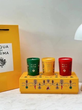 💹90✍️专柜版本
帕尔玛/帕尔马冬季蜡烛三件套,70gX3
🎄冬日森境:马蹄铁镶嵌于代表安详的圣诞树上,延续美好气息,子以和平祝愿。
🧚雪国晶灵:取自中国民俗中的好运锦鲤,灿烂色彩传颂丰收与喜乐。
🔮祈愿密语:拿波里红角是经典意大利的好运象征,祈望繁荣与成功的喜悦。