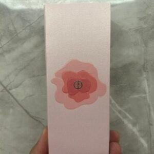 💹35✍️专柜版本,礼盒装
💹40✍️明通版本,礼盒装
阿玛尼小粉盖唇釉/礼盒装.配礼袋.新品阿玛尼2024小粉盖水唇釉裸粉系列4ml礼盒 色号:02.04.14.15.16.17色号任选搭配!