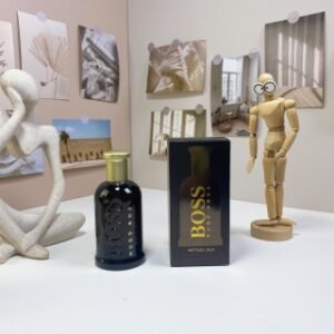 💹50✍️专柜版本
雨果波士自信乌木100ml
Hugo BossBoss Bottled Oud, 2015
品牌：雨果波士
属性：男香
香调：木质东方调
前调：苹果柑橘
中调：肉桂藏红花公丁香劳丹脂
后调：沉香（乌木）檀香木莎草