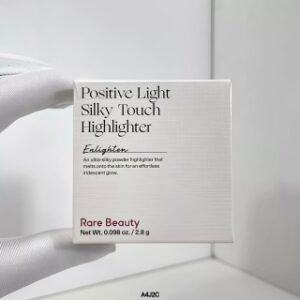 💹45✍️明通版本
赛琳娜丝高光粉2.8g！色号：Enlighten。Rare Beauty赛琳娜。丝滑高光 Enlighten正装2.8g，绝对让你一试难忘!小众却闪耀全球，这款高光不只是提亮，它是肤色的小天使，提亮肤色，让你美得毫无界限。蓝色高光，水光感爆棚，面中一抹，立刻洋溢着高级感。用它，你就是全场焦点，无需质疑!