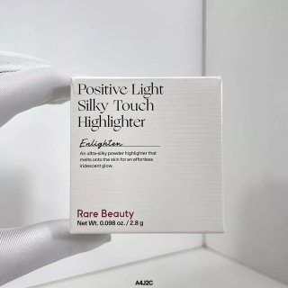 💹45✍️明通版本
赛琳娜丝高光粉2.8g!色号:Enlighten。Rare Beauty赛琳娜。丝滑高光 Enlighten正装2.8g,绝对让你一试难忘!小众却闪耀全球,这款高光不只是提亮,它是肤色的小天使,提亮肤色,让你美得毫无界限。蓝色高光,水光感爆棚,面中一抹,立刻洋溢着高级感。用它,你就是全场焦点,无需质疑!