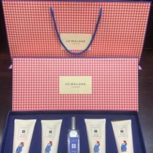 💹95✍️专柜版本
祖玛珑帕丁顿熊五件套 橘子果酱香水30ml 护手霜50ml英国梨 青柠 海盐 黑莓 配礼袋+中文标 打12 件36
