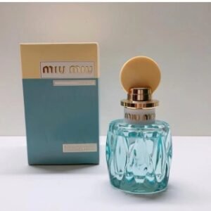 💹55✍️专柜版本
miumiu 缪缪香水 缪缪同名女士透明蓝色黄盖100ml
香 调：花香调
前调：铃兰、香柠檬、柠檬
中调：茉莉、玫瑰、绿叶、黑加仑、桃子
尾调：亚基戛纳木、麝香