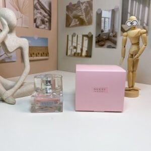 💹55✍️50ml
专柜版本，古驰经典同名女士二代50ml
Gucci Eau de Parfum ll, 2004
品牌：古驰
调香师：Antoine Maisondi..
属性：女香
香调：果香花香调
前调：黑加仑红浆果醋栗叶苦橙橘子
中调：黑莓牡丹紫罗兰小苍兰茉莉铃兰
后调：雪松麝香天芥菜