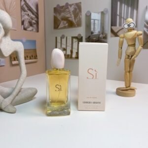 💹45✍️专柜版本
阿玛尼淡香粉盖挚爱EDT100ml
Giorgio Armani Si Eau de Toilette, 2015
品牌:阿玛尼
调香师:Julie Masse
属性:女香
香调:花香西普调
前调:黑加仑梨橘子橙花油香柠檬
香调表Notes
中调:小苍兰玫瑰草莓芒果茉莉桂花
后调:香草麝香广藿香琥珀木质