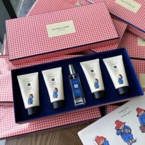💹95✍️专柜版本
可配礼袋+卡片+中文标✔️祖马龙帕丁顿熊五件套!内含:橘子果酱香水30ml,护手霜50ml英国梨 青柠,海盐,黑莓。