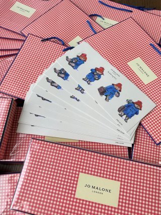💹98✍️专柜版本
祖马龙帕丁顿熊五件套 香水款,套装内含:橘子果酱香水30ml +护手霜50ml英国梨+青柠 +海盐 +黑莓 配礼袋+中文标