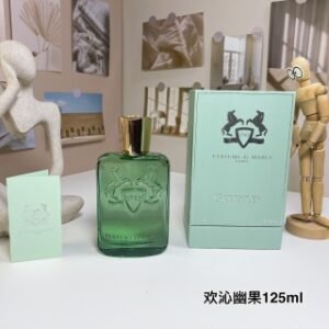 💹65✍️专柜版本
玛丽之香欢沁幽果125ml
Parfums de Marly Greenley, 2020
品牌：瑪麗之香
属性：中性香
香调：芳香柑橘调
前调：苹果香柠檬橘子
中调：苦橙叶开司米酮雪松合成双不饱和酮紫罗兰
后调：橡木苔麝香琥珀木