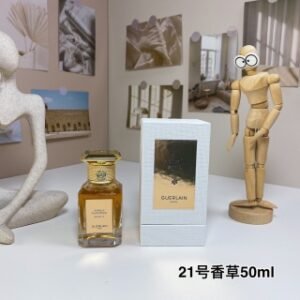 💹70✍️专柜版本
21号香草50ml
娇兰艺术沙龙数字系列
Guerlain Vanille Planifolia Extrait 21, 2023
品牌：娇兰
调香师：Delphine JelkThierry Wasser
属性：中性香
香调：东方调
气味：香草辛香料红没药琥珀麝香