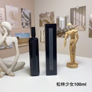 💹70✍️专柜版本
3822#松林少女(高跟鞋少女)100ml
芦丹氏摩天楼系列-
Serge Lutens Fille en Aiguilles, 2009
品牌:芦丹氏
调香师:Christopher Shel.
属性:中性香
香调:木质东方调
气味:松树焚香干果冷杉辛香料月桂叶香根草