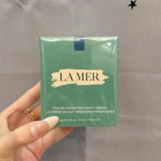 💹45✍️专柜版本
海蓝之谜奇迹晚霜100ml🔜实拍📷现在❗️可配中文标✔海蓝之谜奇迹晚霜肌肤状态不好田多半是没睡好 。必须细胞深眠才是真休息zz 重磅新品奇迹晚霜 独家睡美人黑科技 开启细胞深眠模式 细胞爆发式裂变新生, 8 重抗老亮·紧·提 即使没睡好也能get紧致发光肌~