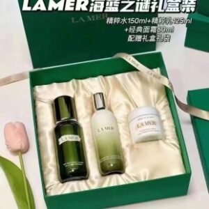 💹360✍️明通版本
海蓝之谜水乳霜礼盒三件套，配礼袋❗️套装内含:新版精粹水150ml+精粹乳125ml+经典面霜60ml.海蓝之谜精粹水是海免版.精粹乳是明通版.经典面霜是明通版.市场独家质量，非市场流通货，一分钱一分货，送礼必备！