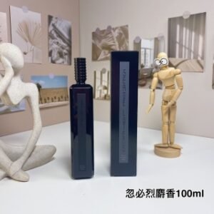 💹70✍️专柜版本
3747#忽必烈麝香100ml
芦丹氏摩天楼系列-
Serge Lutens Muscs Koublai Khan, 1998
品牌:芦丹氏
调香师:Christopher Shel.
属性:中性香
香调:东方调
气味:麝猫香麝香黄葵琥珀劳丹脂玫瑰葛缕子广藿香香草