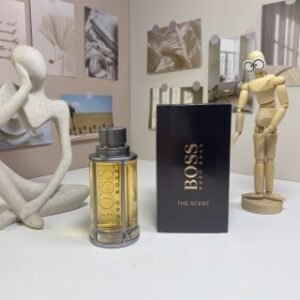 💹55✍️专柜版本
雨果波士俊尚诱惑男士100ml
Hugo Boss Boss The Scent, 2015
品牌：雨果波士
调香师：Bruno JovanovicPascal Gaurin
属性：男香
香调：辛辣芳香调
前调：生姜橘子香柠檬
中调：马尼卡薰衣草
后调：皮革木质香