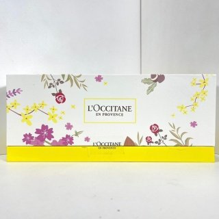 💹45✍️专柜版本
欧舒丹月桂皇后八件套🔜内含:30ml×8。秋冬哪能少得了好用的护手霜,法国欧舒丹月桂皇后硬盒限定8支装,8支香型都很高级,涂上滋润不粘腻,香味也很持久,小巧便携,方便使用。