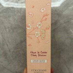 💹45✍️专柜版本
欧舒丹樱花护手霜150ml!