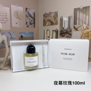 💹45✍️专柜版本
百瑞德夜幕玫瑰100ml
Byredo Rose Noir, 2008
品牌：柏芮朵
属性：中性香
香调：木质花香调
前调：葡萄柚小苍兰红浆果小豆蔻
中调：玫瑰树莓茉莉铃兰紫罗兰
后调：橡木苔劳丹脂麝香广藿香