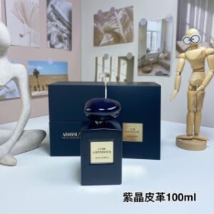 💹60✍️专柜版本
紫晶皮革100ml
阿玛尼高定私藏系列-
Giorgio Armani Cuir Amethyste, 2005
品牌：阿玛尼
调香师：Michel Almairac
属性：中性香
香调：皮革调
前调：玫瑰芫荽香柠檬
中调：紫罗兰桦木广藿香
后调：安息香脂劳丹脂香草