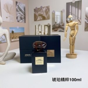 💹60✍️专柜版本
琥珀精粹100ml
阿玛尼高定私藏系列-
Giorgio Armani Ambre Eccentrico, 2015
品牌：阿玛尼
调香师：Calice Becker
属性：中性香
香调：东方调
气味：琥珀干果零陵香豆肉桂广藿香熊果酸