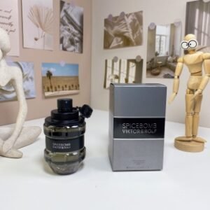 💹55✍️专柜版本
维克多与罗夫激情炸弹100ml
Viktor&Rolf Spicebomb, 2012
品牌：维克多与罗夫
调香师：Olivier Polge
属性：男香
香调：辛辣木质调
前调：粉红胡椒榄香脂香柠檬葡萄柚
中调：肉桂藏红花甜椒
后调：烟草皮革香根草