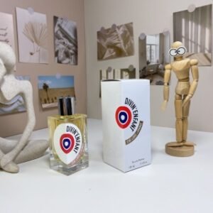 💹60✍️专柜版本
解放橘郡圣婴100ml
Etat Libre d'Orange Divin'Enfant, 2006
品牌：解放橘郡
调香师：Antoine Lie
属性：中性香
气味：棉花软糖烟草橙花皮革咖啡麝香
零陵香豆琥珀玫瑰
